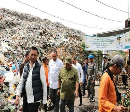 Sejumlah pejabat Pemko Pekanbaru sast meninjau gunungan sampah di TPA Muara Fajar (foto/int)